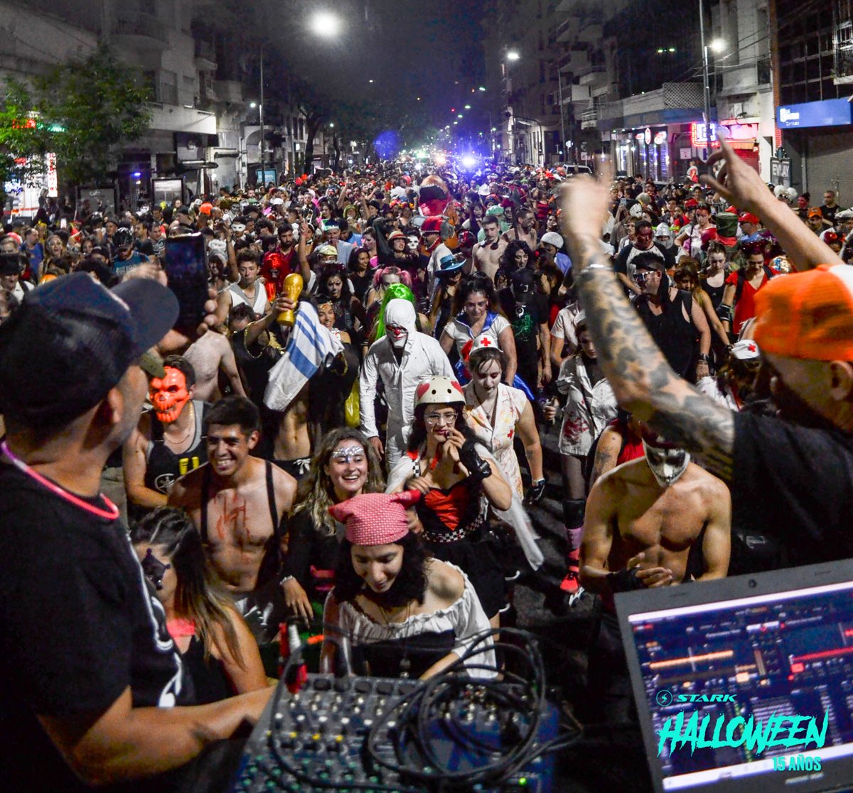 Multitud disfrazada en la Salida de Halloween de la Comunidad NM Roller